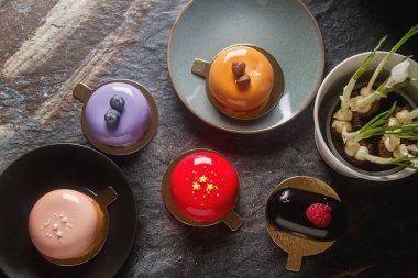 Trendy mousse kek ayna sır ile dekore edilmiştir. Koyu arka plan.