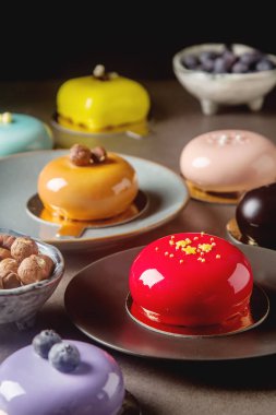 Trendy mousse kek ayna sır ile dekore edilmiştir. Koyu arka plan.