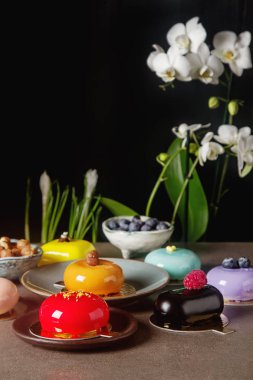 Trendy mousse kek ayna sır ile dekore edilmiştir. Koyu arka plan.