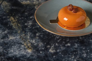 Trendy mousse kek ayna sır ile dekore edilmiştir. Koyu arka plan.