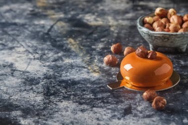 Trendy mousse kek ayna sır ile dekore edilmiştir. Koyu arka plan.