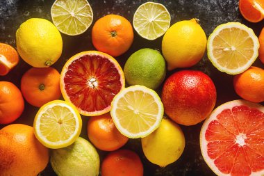Narenciye suyu meyve ve dilimlerini portakal, greyfurt, limon, limon