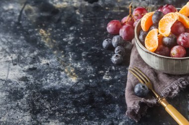 Mandarin, üzüm, yaban mersini meyve salatası ile plaka. Lezzetli 