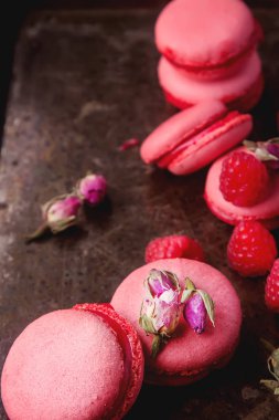 Geleneksel Fransız tatlılar. Ahududu bir demir ile acıbadem kurabiyesi 