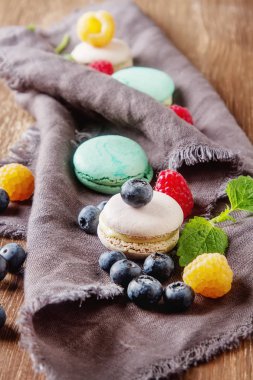 Geleneksel Fransız tatlılar. Nane ile çeşitli renkli macaroons