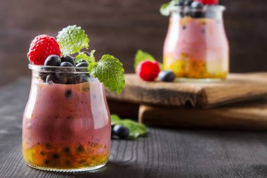 Yaban mersini, raspberri bir cam kavanoza taze ev yapımı yoğurt