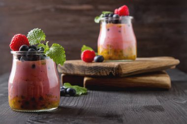 Yaban mersini, raspberri bir cam kavanoza taze ev yapımı yoğurt