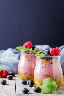 Yaban mersini, raspberri bir cam kavanoza taze ev yapımı yoğurt