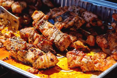 Bir şiş somon ızgara. Sokak gıda.