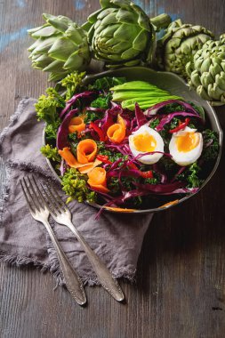 Avo yumurta lahana lahana brokoli havuç ile taze vejetaryen salatası