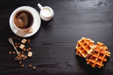 Ev yapımı Belçika waffle, beyaz seramik bardak kahve, süt, çay