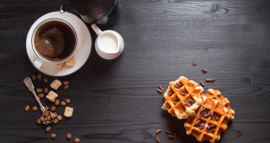 Ev yapımı Belçika waffle, beyaz seramik bardak kahve, süt, çay