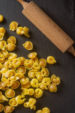 Geleneksel İtalyan yemekleri. Ev yapımı ravioli peynir ve ot ile