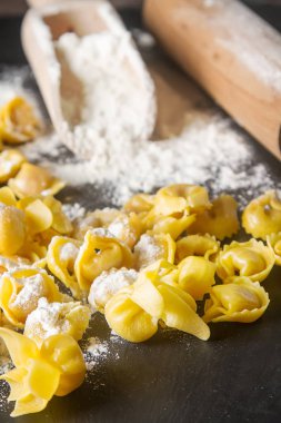 Geleneksel İtalyan yemekleri. Ev yapımı ravioli peynir ve ot ile