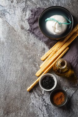 Geleneksel İtalyan peynir burrata, ev yapımı grisini ekmek stic