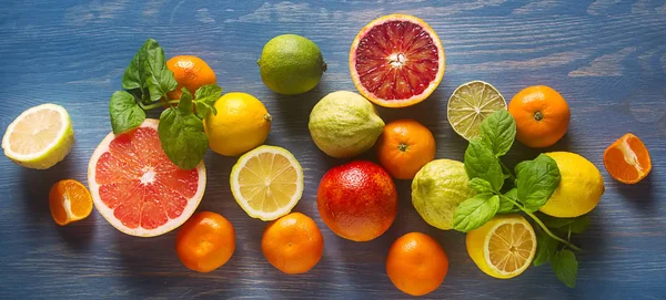 Sumos de citrinos e fatias de laranja, toranja, limão, limão — Fotografia de Stock