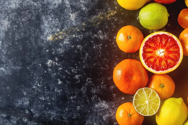 Citrusové šťávy ovocné a plátky pomeranče, grapefruitu, citronu, limetky — Stock fotografie