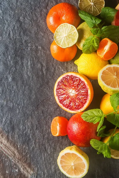 Sumos de citrinos e fatias de laranja, toranja, limão, limão — Fotografia de Stock