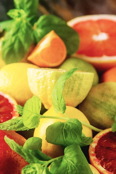 Owoców cytrusowych sok i plasterki pomarańczy, grejpfruta, cytryny, limonki — Zdjęcie stockowe