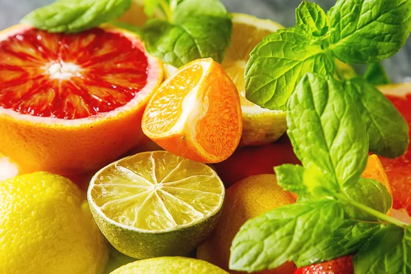 Succo di agrumi e fette di arancia, pompelmo, limone, lime — Foto Stock