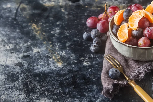 Talerz z owocami Sałatka mandarin, winogron, borówki. Pyszne — Zdjęcie stockowe