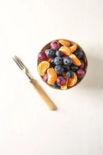 Тарілка з фруктовим салатом з мандарина, винограду, чорниці. Смачна — стокове фото