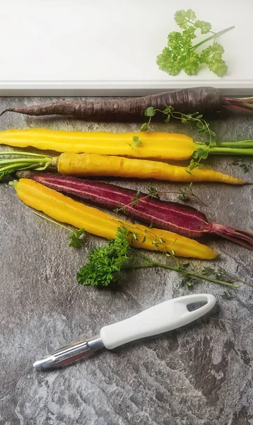 Carottes mûres noires, oranges et jaunes, radis au persil et au t — Photo