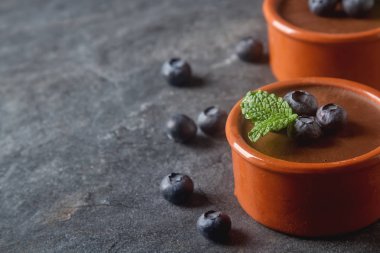 Çikolatalı Mus bir seramik kase çilek ile. Gri karanlık backg