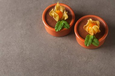 Çikolatalı Mus bir seramik kase çilek ile. Gri karanlık backg