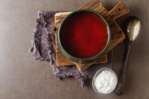 Borscht. Traditional Russian dish, a soup with beets and potatoe — Stock Photo, Image