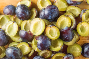 Olgun Erik kahverengi ahşap zemin üzerinde dağınık. Biyo sağlıklı f