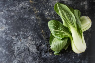 Çin lahanası, Bok Choy, rustik arka plan üzerinde havai çekim
