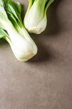 Çin lahanası, Bok Choy, rustik arka plan üzerinde havai çekim