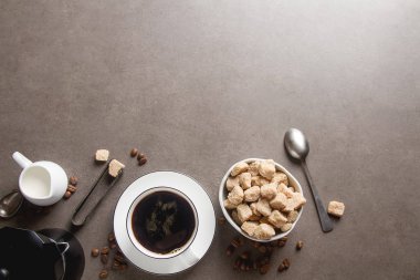 Beyaz fincan sıcak siyah kahve süt ve şeker. Gri backgrou