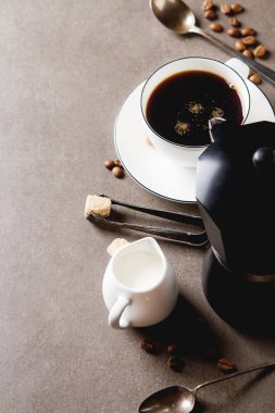 Beyaz fincan sıcak siyah kahve süt ve şeker. Gri backgrou