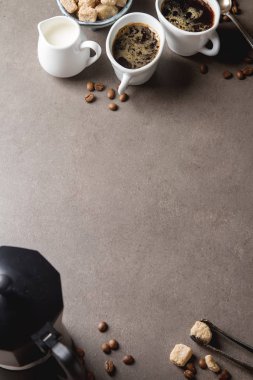 Beyaz fincan sıcak siyah kahve süt ve şeker. Gri backgrou