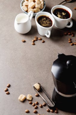Beyaz fincan sıcak siyah kahve süt ve şeker. Gri backgrou