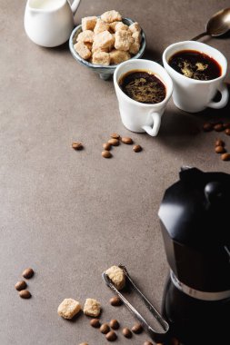 Beyaz fincan sıcak siyah kahve süt ve şeker. Gri backgrou