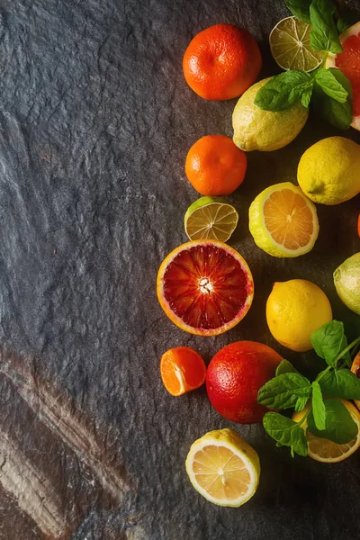 Sumos de citrinos e fatias de laranja, toranja, limão, limão — Fotografia de Stock