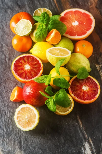 Citrus gyümölcslé gyümölcs és szelet narancs, grapefruit, citrom, lime — Stock Fotó