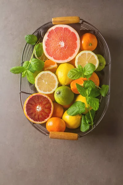 Succo di agrumi e fette di arancia, pompelmo, limone, lime — Foto Stock