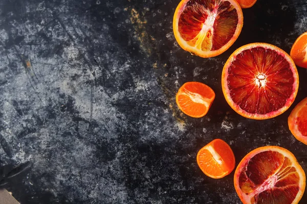 Citrus gyümölcslé gyümölcs vörös narancs. Vitamin c sötét háttér. — Stock Fotó