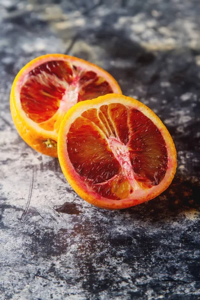 Цитрусові фрукти червоного апельсина. Вітамін С. Темний фон . — стокове фото