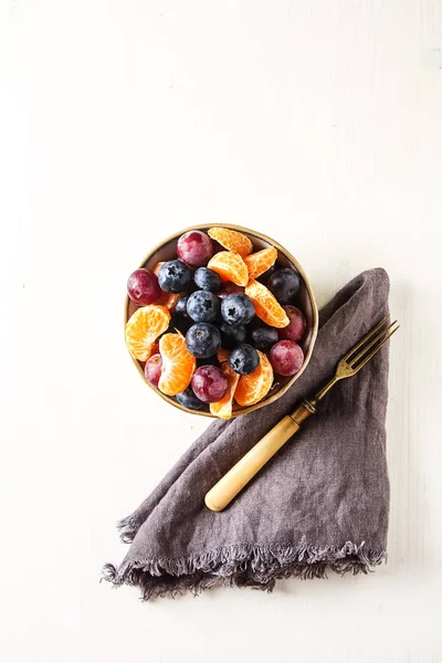 Piatto con macedonia di mandarino, uva, mirtillo. Delizioso — Foto Stock