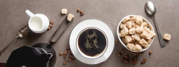 흰 우유, 설탕과 뜨거운 블랙 커피 한잔. 회색 backgrou — 스톡 사진