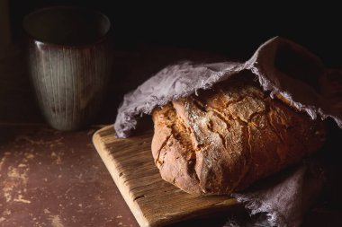 Taze ev yapımı Fransız siyah ekmek. Koyu arka plan.