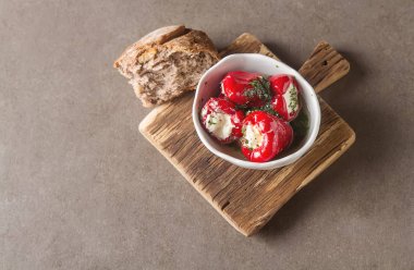 Yumuşak peynir ile antipasti meze tatlı kiraz biber dolması