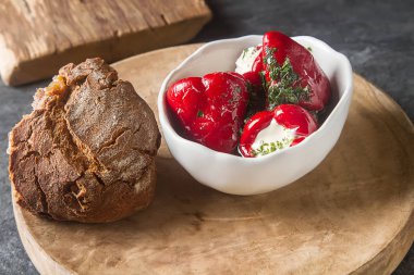 Yumuşak peynir ile antipasti meze tatlı kiraz biber dolması