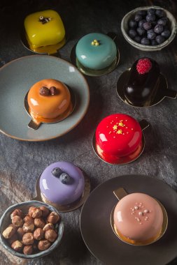 Trendy mousse kek ayna sır ile dekore edilmiştir. Koyu arka plan.