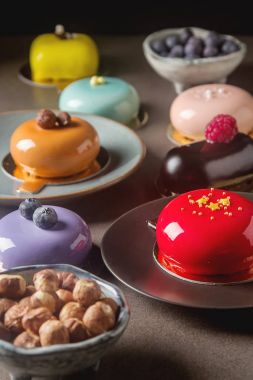 Trendy mousse kek ayna sır ile dekore edilmiştir. Koyu arka plan.